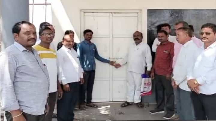 ಶಾಲಾ ಆರಂಭದ ಮೊದಲ ದಿನವೇ ಶಾಲೆಗೆ ಬೀಗ ಹಾಕಿದ ಎಸ್ಡಿಎಂಸಿ ಸದಸ್ಯರು; ಯಾಕೆ ಗೊತ್ತಾ? ಶಾಲಾ ಆರಂಭದ ಮೊದಲ ದಿನವೇ ಶಾಲೆಗೆ ಬೀಗ ಹಾಕಿದ ಎಸ್ಡಿಎಂಸಿ ಸದಸ್ಯರು; ಯಾಕೆ ಗೊತ್ತಾ?