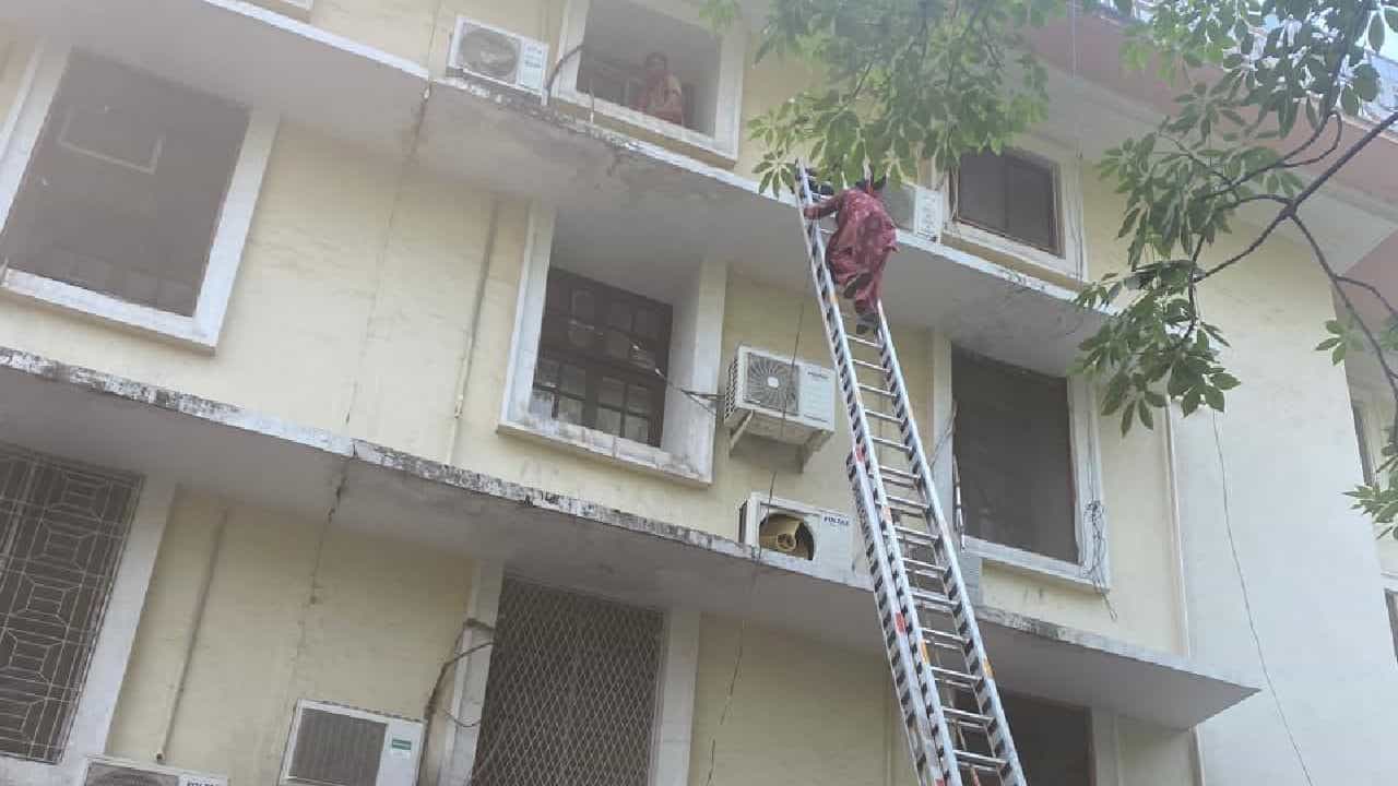 Delhi Fire Accident: ದೆಹಲಿಯ ಆದಾಯ ತೆರಿಗೆ ಇಲಾಖೆ ಕಚೇರಿಯಲ್ಲಿ ಬೆಂಕಿ ಅವಘಡ Delhi Fire Accident: ದೆಹಲಿಯ ಆದಾಯ ತೆರಿಗೆ ಇಲಾಖೆ ಕಚೇರಿಯಲ್ಲಿ ಬೆಂಕಿ ಅವಘಡ