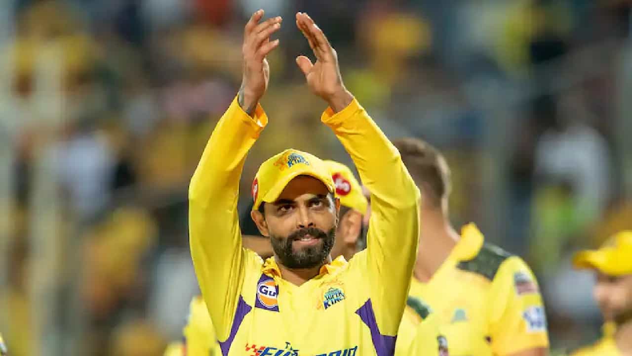 ಐಪಿಎಲ್ನ (IPL 2024) 54ನೇ ಪಂದ್ಯದ ಮೂಲಕ ರವೀಂದ್ರ ಜಡೇಜಾ (Ravindra Jadeja) ಹೊಸ ಇತಿಹಾಸ ಬರೆದಿದ್ದಾರೆ. ಅದು ಕೂಡ ಚೆನ್ನೈ ಸೂಪರ್ ಕಿಂಗ್ಸ್ ತಂಡದ ಮಾಜಿ ನಾಯಕ ಮಹೇಂದ್ರ ಸಿಂಗ್ ಧೋನಿಯ (MS Dhoni) ವಿಶೇಷ ದಾಖಲೆಯನ್ನು ಮುರಿಯುವ ಮೂಲಕ ಎಂಬುದು ವಿಶೇಷ.