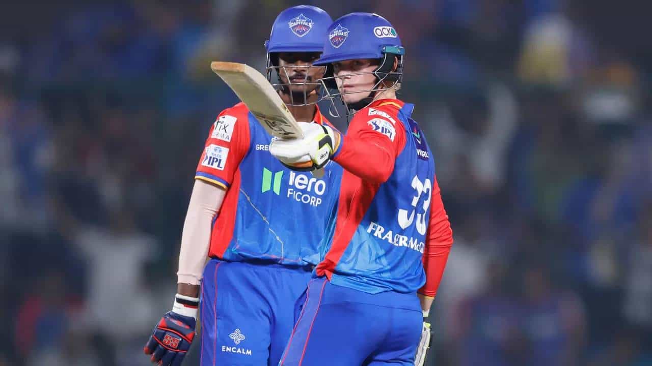 ಇಂಡಿಯನ್ ಪ್ರೀಮಿಯರ್ ಲೀಗ್ನ (IPL 2024) 56ನೇ ಪಂದ್ಯದಲ್ಲಿ ಸ್ಪೋಟಕ ಅರ್ಧಶತಕ ಸಿಡಿಸಿ ಜೇಕ್ ಫ್ರೇಸರ್ ಮೆಕ್ಗುರ್ಕ್ (Jake Fraser-McGurk) ಐಪಿಎಲ್ನಲ್ಲಿ ಹೊಸ ದಾಖಲೆ ಬರೆದಿದ್ದಾರೆ. ದೆಹಲಿಯ ಅರುಣ್ ಜೇಟ್ಲಿ ಮೈದಾನದಲ್ಲಿ ನಡೆದ ರಾಜಸ್ಥಾನ್ ರಾಯಲ್ಸ್ ವಿರುದ್ಧದ ಪಂದ್ಯದಲ್ಲಿ ಡೆಲ್ಲಿ ಕ್ಯಾಪಿಟಲ್ಸ್ ಪರ ಆರಂಭಿಕನಾಗಿ ಕಣಕ್ಕಿಳಿದ ಜೇಕ್ ಸಿಡಿಲಬ್ಬರದ ಬ್ಯಾಟಿಂಗ್ ಪ್ರದರ್ಶಿಸಿದ್ದರು.