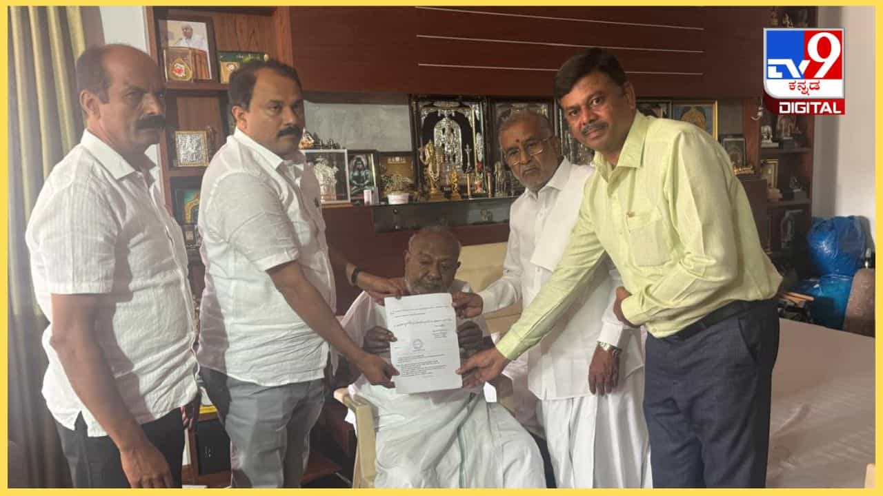 Karnataka MLC Election: ಮುಗಿಯದ ಮೈತ್ರಿ ಮುನಿಸು, ಜೆಡಿಎಸ್ನಿಂದ ವಿವೇಕಾನಂದಾಗೆ ಬಿ ಫಾರಂ ನೀಡಿದ ದೇವೇಗೌಡ Karnataka MLC Election: ಮುಗಿಯದ ಮೈತ್ರಿ ಮುನಿಸು, ಜೆಡಿಎಸ್ನಿಂದ ವಿವೇಕಾನಂದಾಗೆ ಬಿ ಫಾರಂ ನೀಡಿದ ದೇವೇಗೌಡ