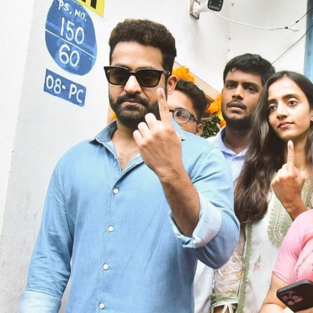 ಜೂನಿಯರ್ ಎನ್ಟಿಆರ್ ಅವರು ವೋಟ್ ಹಾಕಿದ ಬಳಿಕ ಕ್ಯಾಮೆರಾಗೆ ಪೋಸ್ ಕೊಟ್ಟಿದ್ದು ಹೀಗೆ. ಮತ ಹಾಕುವಂತೆ ಅವರು ಅಭಿಮಾನಿಗಳ ಬಳಿ ಕೋರಿದ್ದಾರೆ.