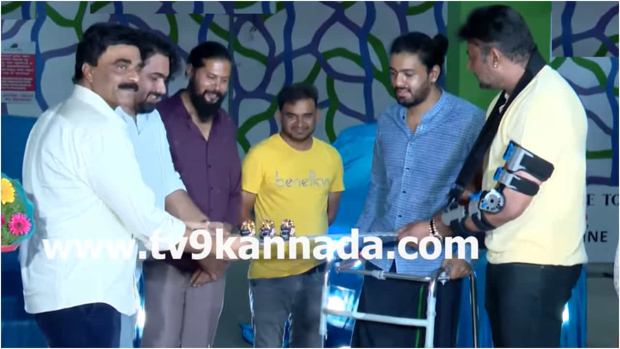 ‘ಕಾಟೇರ’ ಗೆಲುವು: ಚಿತ್ರತಂಡದವರಿಗೆ ಕಾರು ಗಿಫ್ಟ್ ನೀಡಿದ ರಾಕ್ಲೈನ್ ವೆಂಕಟೇಶ್ ‘ಕಾಟೇರ’ ಗೆಲುವು: ಚಿತ್ರತಂಡದವರಿಗೆ ಕಾರು ಗಿಫ್ಟ್ ನೀಡಿದ ರಾಕ್ಲೈನ್ ವೆಂಕಟೇಶ್