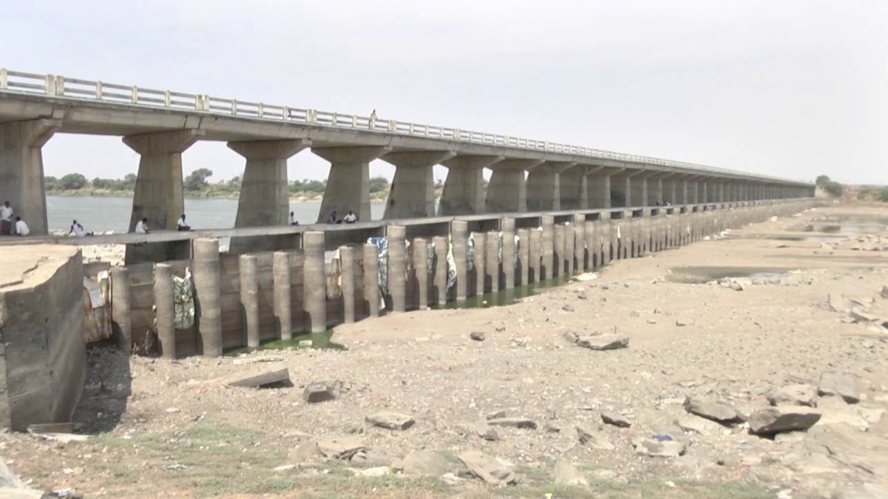 Water loss from damaged Kandalli Breeze Co. barrage Farmers facing water issue to grow crops yadgir news