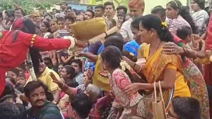 Video: ಕಾಸು ಕೊಟ್ಟು ಪೊರಕೆ, ಮೊರದಲ್ಲಿ ಏಟು ತಿನ್ನಲು ಮುಗಿಬಿದ್ದ ಭಕ್ತರು Video: ಕಾಸು ಕೊಟ್ಟು ಪೊರಕೆ, ಮೊರದಲ್ಲಿ ಏಟು ತಿನ್ನಲು ಮುಗಿಬಿದ್ದ ಭಕ್ತರು