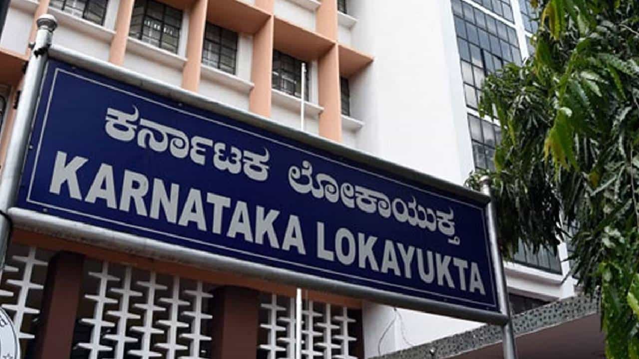 ವಿಜಯಪುರ, ಕಲಬುರಗಿಯಲ್ಲಿ ಲೋಕಾಯುಕ್ತ ದಾಳಿ: ಇಬ್ಬರು ಅಧಿಕಾರಿಗಳ ಬಂಧನ ವಿಜಯಪುರ, ಕಲಬುರಗಿಯಲ್ಲಿ ಲೋಕಾಯುಕ್ತ ದಾಳಿ: ಇಬ್ಬರು ಅಧಿಕಾರಿಗಳ ಬಂಧನ