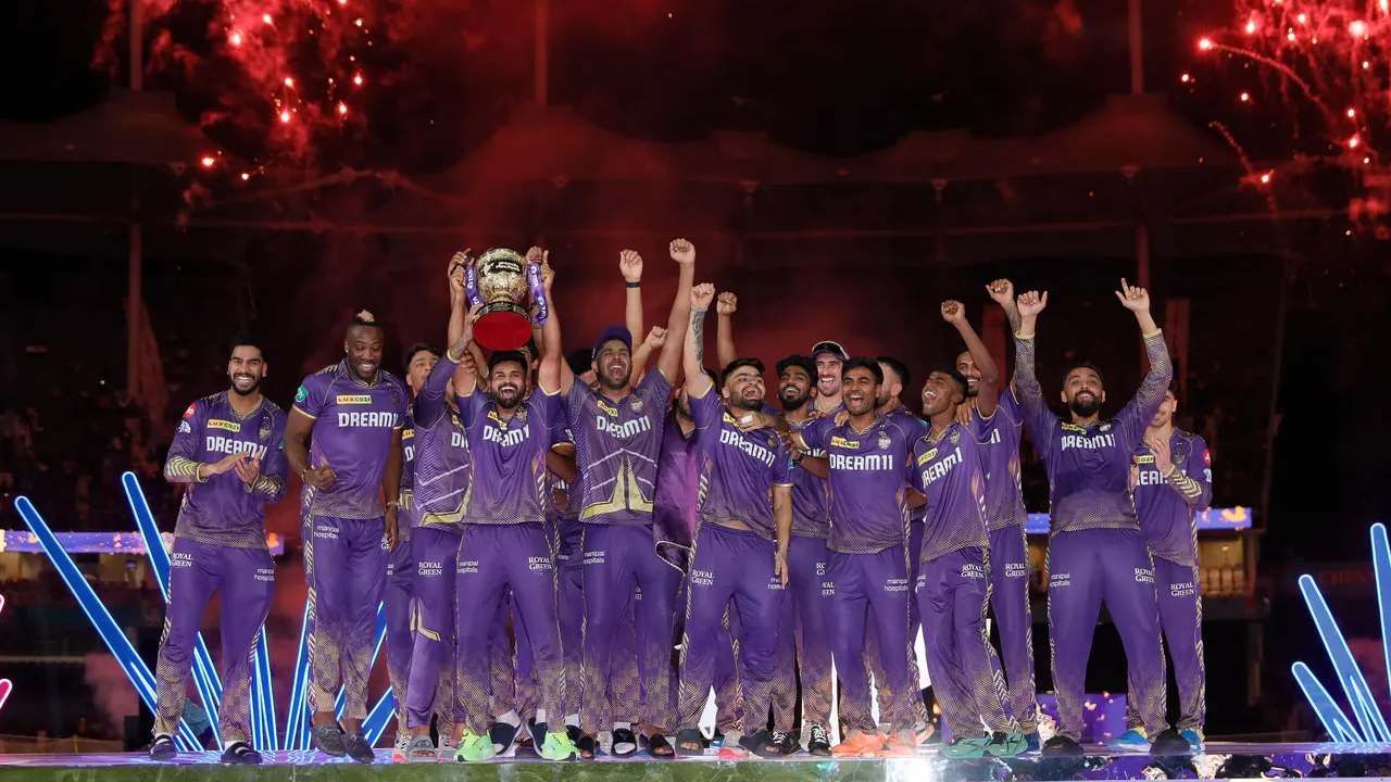 IPL Winners List 2008 To 2024: ವಿಶ್ವದ ಶ್ರೀಮಂತ ಕ್ರಿಕೆಟ್ ಲೀಗ್ ಐಪಿಎಲ್​ಗೆ (IPL 2024) ತೆರೆ ಬಿದ್ದಿದೆ. ಈ ಬಾರಿಯ ಫೈನಲ್​ನಲ್ಲಿ ಸನ್​ರೈಸರ್ಸ್​ ಹೈದರಾಬಾದ್​ ತಂಡವನ್ನು ಮಣಿಸಿ ಕೊಲ್ಕತ್ತಾ ನೈಟ್ ರೈಡರ್ಸ್​ ತಂಡ ಚಾಂಪಿಯನ್ ಪಟ್ಟ ಅಲಂಕರಿಸಿದೆ. ಇದಕ್ಕೂ ಮುನ್ನ, ಅಂದರೆ ಕಳೆದ 16 ಸೀಸನ್​ಗಳಲ್ಲಿ ಟ್ರೋಫಿ ಎತ್ತಿ ಹಿಡಿದ ತಂಡಗಳಾವುವು? ಎಂಬುದರ ಸಂಪೂರ್ಣ ಮಾಹಿತಿ ಇಲ್ಲಿದೆ...
