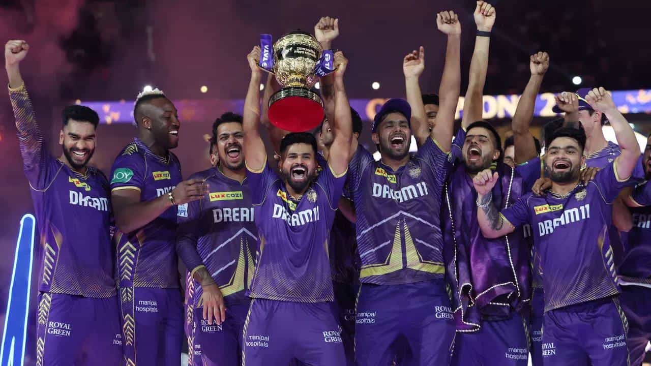 IPL 2024: ಇಂಡಿಯನ್ ಪ್ರೀಮಿಯರ್ ಲೀಗ್ ಸೀಸನ್ 17 ಕ್ಕೆ ತೆರೆ ಬಿದ್ದಿದೆ. ಈ ಬಾರಿ ಚಾಂಪಿಯನ್ ಪಟ್ಟ ಅಲಂಕರಿಸಿದ್ದು ಕೊಲ್ಕತ್ತಾ ನೈಟ್ ರೈಡರ್ಸ್ (KKR) ತಂಡ. ಚೆನ್ನೈನ ಎಂಎ ಚಿದಂಬರಂ ಸ್ಟೇಡಿಯಂನಲ್ಲಿ ನಡೆದ ಫೈನಲ್ ಪಂದ್ಯದಲ್ಲಿ ಸನ್ರೈಸರ್ಸ್ ಹೈದರಾಬಾದ್ ವಿರುದ್ಧ 8 ವಿಕೆಟ್ಗಳ ಜಯ ಸಾಧಿಸಿ ಕೆಕೆಆರ್ 3ನೇ ಬಾರಿ ಕಿರೀಟ ಮುಡಿಗೇರಿಸಿಕೊಂಡಿದೆ.