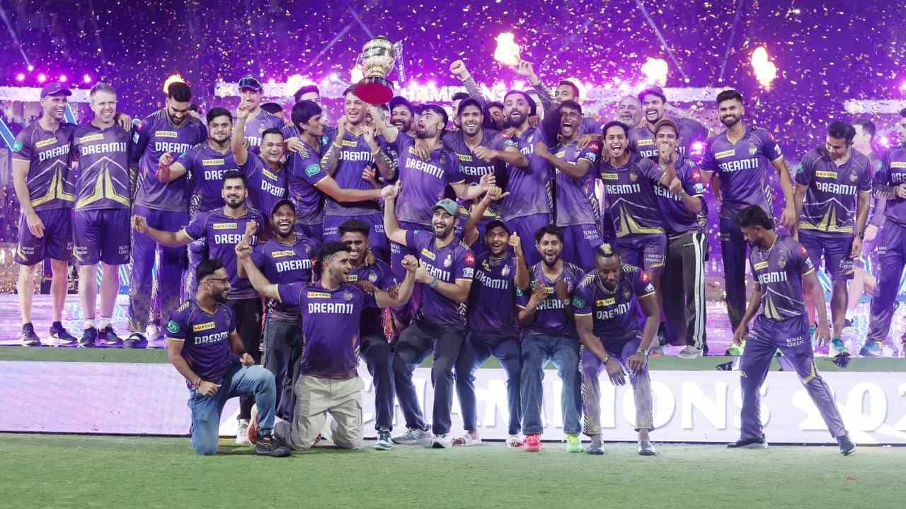 ಚೆನ್ನೈನ ಎಂಎ ಚಿದಂಬರಂ ಸ್ಟೇಡಿಯಂನಲ್ಲಿ ನಡೆದ ಐಪಿಎಲ್ (IPL 2024) ಫೈನಲ್ ಪಂದ್ಯದಲ್ಲಿ ಸನ್ರೈಸರ್ಸ್ ಹೈದರಾಬಾದ್ ತಂಡಕ್ಕೆ ಸೋಲುಣಿಸಿ ಕೊಲ್ಕತ್ತಾ ನೈಟ್ ರೈಡರ್ಸ್ ಚಾಂಪಿಯನ್ ಆಗಿ ಹೊರಹೊಮ್ಮಿದೆ. ಈ ಗೆಲುವಿನೊಂದಿಗೆ ಕೆಕೆಆರ್ ತಂಡ 3ನೇ ಬಾರಿಗೆ ಐಪಿಎಲ್ ಟ್ರೋಫಿ ಗೆದ್ದುಕೊಂಡಂತಾಗಿದೆ. ಇದಕ್ಕೂ ಮುನ್ನ 2012 ರಲ್ಲಿ ಮತ್ತು 2014 ರಲ್ಲಿ ಚಾಂಪಿಯನ್ ಪಟ್ಟ ಅಲಂಕರಿಸಿತ್ತು.