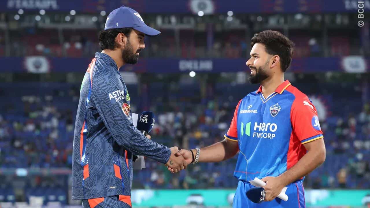 ಇಂಡಿಯನ್ ಪ್ರೀಮಿಯರ್ ಲೀಗ್ನ (IPL 2024) 64ನೇ ಪಂದ್ಯದಲ್ಲಿ ಡೆಲ್ಲಿ ಕ್ಯಾಪಿಟಲ್ಸ್ ಮತ್ತು ಲಕ್ನೋ ಸೂಪರ್ ಜೈಂಟ್ಸ್ ತಂಡಗಳು ಮುಖಾಮುಖಿಯಾಗಿದ್ದವು. ಈ ಪಂದ್ಯದಲ್ಲಿ ಮೊದಲು ಬ್ಯಾಟ್ ಮಾಡಿದ ಡೆಲ್ಲಿ ಕ್ಯಾಪಿಟಲ್ಸ್ 20 ಓವರ್ಗಳಲ್ಲಿ 208 ರನ್ ಕಲೆಹಾಕಿತು. ಈ ಗುರಿಯನ್ನು ಬೆನ್ನತ್ತಿದ ಲಕ್ನೋ ಸೂಪರ್ ಜೈಂಟ್ಸ್ ತಂಡವು 20 ಓವರ್ಗಳಲ್ಲಿ 189 ರನ್ಗಳಿಸಲಷ್ಟೇ ಶಕ್ತರಾಗಿದ್ದರು. ಈ ಮೂಲಕ ನಿರ್ಣಾಯಕ ಪಂದ್ಯದಲ್ಲಿ ಲಕ್ನೋ ಸೂಪರ್ ಜೈಂಟ್ಸ್ 19 ರನ್ಗಳಿಂದ ಸೋಲನುಭವಿಸಿತು.