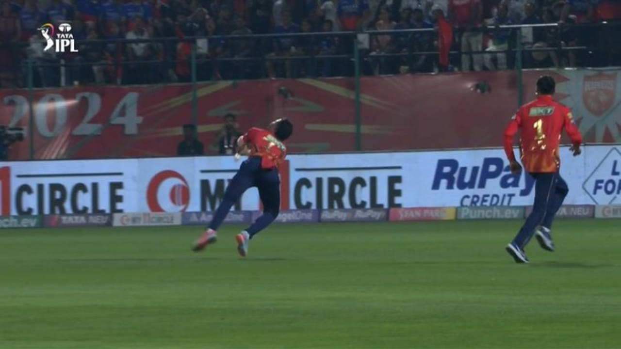 ವಾಸ್ತವವಾಗಿ ಈ ಪಂದ್ಯದಲ್ಲಿ ಕೊಹ್ಲಿಗೆ ಬರೋಬ್ಬರಿ 2 ಜೀವದಾನಗಳು ಸಿಕ್ಕವು. ಇನ್ನಿಂಗ್ಸ್ ಆರಂಭದಲ್ಲೇ ಕೊಹ್ಲಿ ಶೂನ್ಯಕ್ಕೆ ಔಟಾಗಬೇಕಿತ್ತು. ಆದರೆ ಅಶುತೋಷ್ ಕ್ಯಾಚ್ ಕೈಚೆಲ್ಲಿದರು. ಆ ಬಳಿಕವೂ ಕೊಹ್ಲಿ 10 ರನ್ ಬಾರಿಸಿದ್ದಾಗ ರುಸ್ಸೋ ಮತ್ತೊಂದು ಕ್ಯಾಚ್ ಕೈಚೆಲ್ಲುವ ಮೂಲಕ ಎರಡನೇ ಜೀವದಾನ ನೀಡಿದರು.