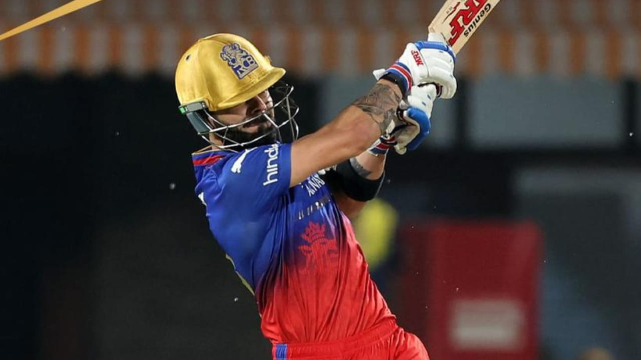 ಈ ಪಂದ್ಯದಲ್ಲಿ 6 ಸಿಕ್ಸರ್ ಬಾರಿಸಿದ ವಿರಾಟ್ ಕೊಹ್ಲಿ ಇದರೊಂದಿಗೆ ಟಿ20 ಕ್ರಿಕೆಟ್‌ನಲ್ಲಿ 400 ಸಿಕ್ಸರ್‌ಗಳನ್ನು ಪೂರೈಸಿದ್ದಾರೆ. ಈ ಸಾಧನೆ ಮಾಡಿದ ಭಾರತದ ಎರಡನೇ ಬ್ಯಾಟ್ಸ್‌ಮನ್‌ ಎನಿಸಿಕೊಂಡಿದ್ದಾರೆ. ಕೊಹ್ಲಿ 388 ಪಂದ್ಯಗಳ 371 ಇನ್ನಿಂಗ್ಸ್‌ಗಳಲ್ಲಿ 401 ಸಿಕ್ಸರ್‌ಗಳನ್ನು ಬಾರಿಸಿದ್ದಾರೆ. 