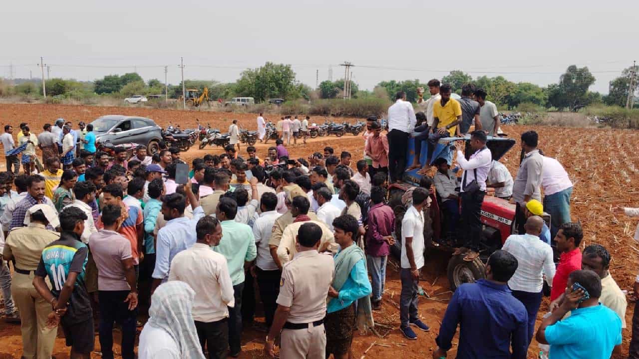 ಉದ್ಯೋಗ ಕೊಡ್ತೇವೆ ಎಂದು ಸ್ಟೀಲ್ ಪ್ಯಾಕ್ಟರಿ ಹೆಸರಲ್ಲಿ ಭೂಮಿ ಖರೀದಿ; ದಶಕವಾದ್ರೂ ಕೆಲಸ ಇಲ್ಲ, ಜಮೀನೂ ಇಲ್ಲ ಉದ್ಯೋಗ ಕೊಡ್ತೇವೆ ಎಂದು ಸ್ಟೀಲ್ ಪ್ಯಾಕ್ಟರಿ ಹೆಸರಲ್ಲಿ ಭೂಮಿ ಖರೀದಿ; ದಶಕವಾದ್ರೂ ಕೆಲಸ ಇಲ್ಲ, ಜಮೀನೂ ಇಲ್ಲ