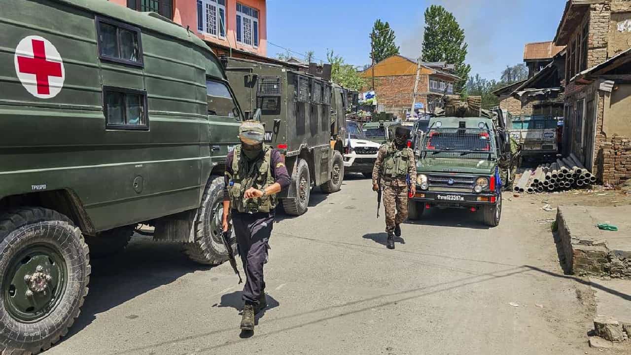 Terrorists Encounter: ಕುಲ್ಗಾಮ್ನಲ್ಲಿ ಮತ್ತೋರ್ವ ಉಗ್ರನ ಎನ್ಕೌಂಟರ್; ಮುಂದುವರಿದ ಕಾರ್ಯಾಚರಣೆ Terrorists Encounter: ಕುಲ್ಗಾಮ್ನಲ್ಲಿ ಮತ್ತೋರ್ವ ಉಗ್ರನ ಎನ್ಕೌಂಟರ್; ಮುಂದುವರಿದ ಕಾರ್ಯಾಚರಣೆ