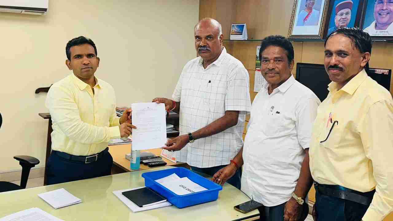 ಬಸ್ ಪಾಸ್ ಸೇರಿ ಇತರೆ ಬೇಡಿಕೆಗಳಿಗಾಗಿ ವಾರ್ತಾ ಇಲಾಖೆ ಆಯುಕ್ತರೊಂದಿಗೆ ಕೆಯುಡಬ್ಲೂಜೆ ಚರ್ಚೆ ಬಸ್ ಪಾಸ್ ಸೇರಿ ಇತರೆ ಬೇಡಿಕೆಗಳಿಗಾಗಿ ವಾರ್ತಾ ಇಲಾಖೆ ಆಯುಕ್ತರೊಂದಿಗೆ ಕೆಯುಡಬ್ಲೂಜೆ ಚರ್ಚೆ