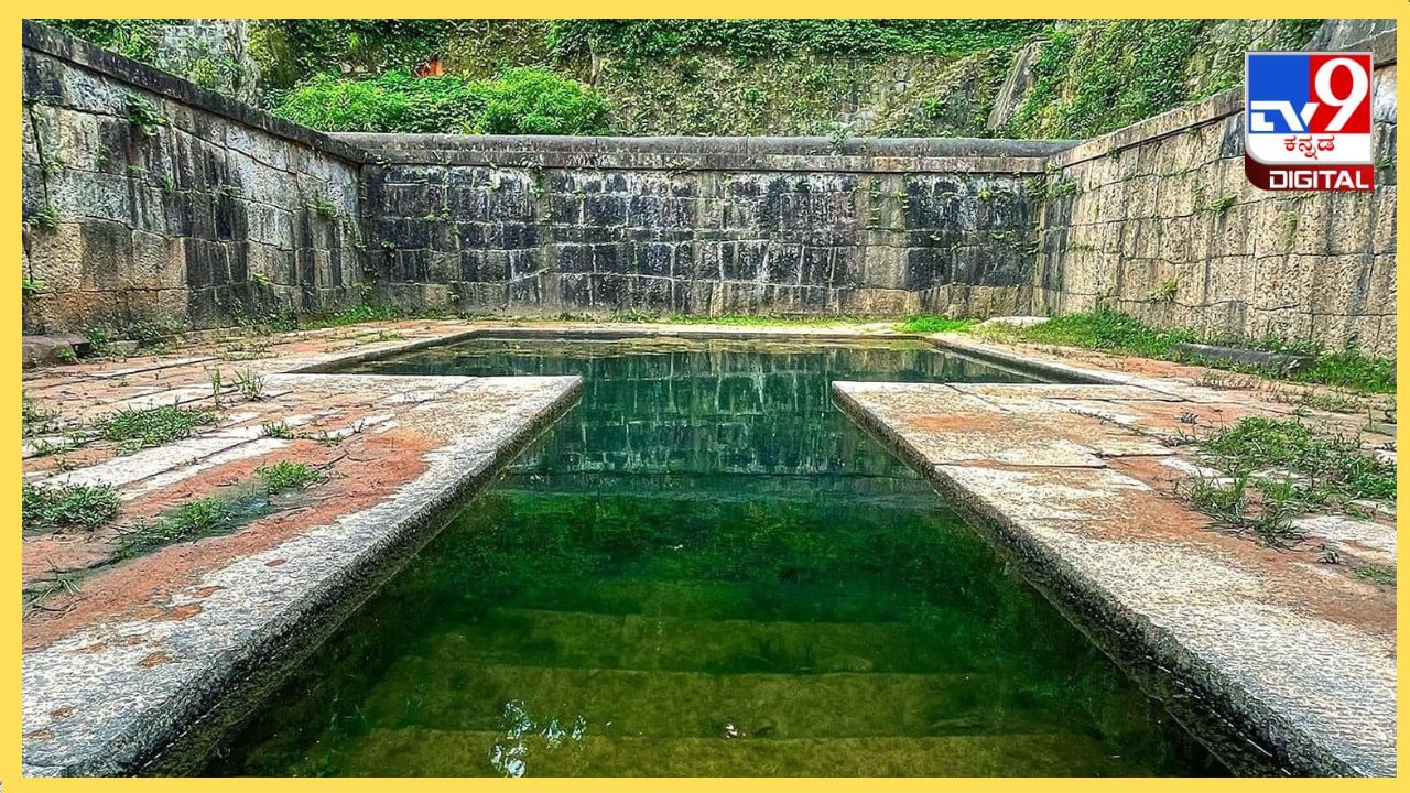 ಕೋಟೆಯ ಮೇಲೆ ಸಿಹಿನೀರಿನ ಕೊಳವಿದ್ದು, ಬೆಟ್ಟದ ಮೇಲೆ ಶ್ರೀಕಾಂಥೇಶ್ವರ ದೇವಸ್ಥಾನ ಮತ್ತು ನಂದಿ ಮಂಟಪವು ಪ್ರವಾಸಿಗರ ಗಮನ ಸೆಳೆಯುತ್ತವೆ.
