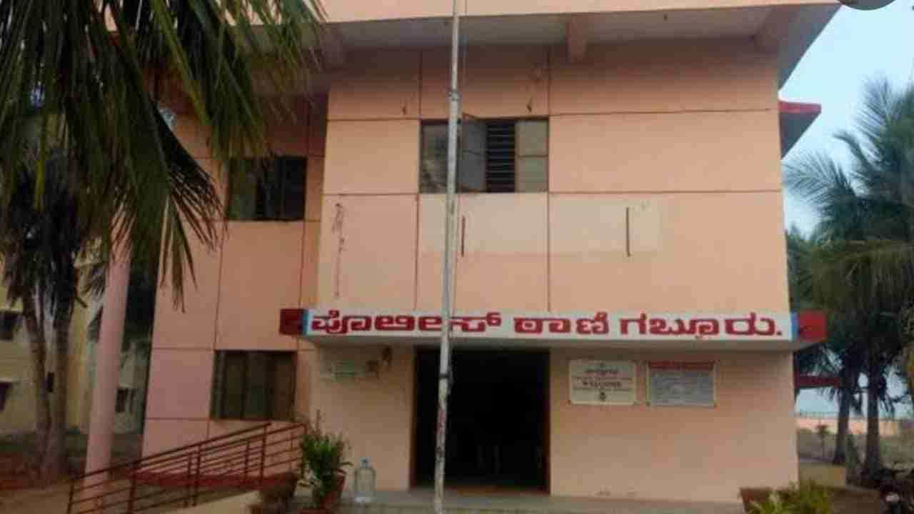 ಐಪಿಎಲ್ ಬೆಟ್ಟಿಂಗ್: 3 ಲಕ್ಷ ರೂ. ಬೇಡಿಕೆ ಆರೋಪ, ಗಬ್ಬೂರು ಪಿಎಸ್ಐ, ಕಾನ್ಸ್ಟೇಬಲ್ ಬಂಧನ ಐಪಿಎಲ್ ಬೆಟ್ಟಿಂಗ್: 3 ಲಕ್ಷ ರೂ. ಬೇಡಿಕೆ ಆರೋಪ, ಗಬ್ಬೂರು ಪಿಎಸ್ಐ, ಕಾನ್ಸ್ಟೇಬಲ್ ಬಂಧನ
