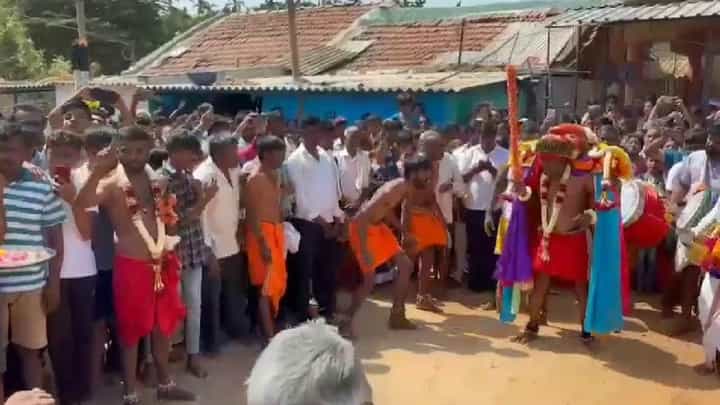 ಜಾಲಿ ಮುಳ್ಳಿನ ಗದ್ದುಗೆ ಮೇಲೆ ಮಲಗೇಳಿದ ರಾಮಪ್ಪ ದೇವರು; ತುಮಕೂರಿನಲ್ಲಿ ವಿಶೇಷ ಆಚರಣೆ ಜಾಲಿ ಮುಳ್ಳಿನ ಗದ್ದುಗೆ ಮೇಲೆ ಮಲಗೇಳಿದ ರಾಮಪ್ಪ ದೇವರು; ತುಮಕೂರಿನಲ್ಲಿ ವಿಶೇಷ ಆಚರಣೆ