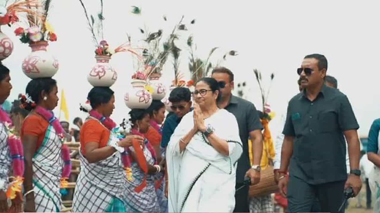 Mamata Banerjee: ಚುನಾವಣೆ ಪ್ರಚಾರದ ವೇಳೆ ಸಿಎಂ ಮಮತಾ ಬ್ಯಾನರ್ಜಿ ಡ್ಯಾನ್ಸ್; ವಿಡಿಯೋ ವೈರಲ್ Mamata Banerjee: ಚುನಾವಣೆ ಪ್ರಚಾರದ ವೇಳೆ ಸಿಎಂ ಮಮತಾ ಬ್ಯಾನರ್ಜಿ ಡ್ಯಾನ್ಸ್; ವಿಡಿಯೋ ವೈರಲ್