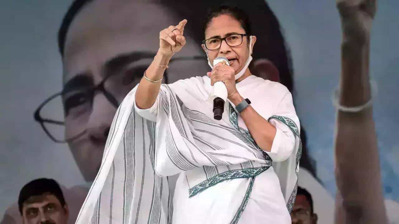 ಪ್ರಧಾನಿ ಮೋದಿ ಧ್ಯಾನ ಸುದ್ದಿ ಟಿವಿಯಲ್ಲಿ ಪ್ರಸಾರವಾದ್ರೆ ಚುನಾವಣಾ ಆಯೋಗಕ್ಕೆ ದೂರು ಕೊಡ್ತೀನಿ ಎಂದ ಮಮತಾ ಪ್ರಧಾನಿ ಮೋದಿ ಧ್ಯಾನ ಸುದ್ದಿ ಟಿವಿಯಲ್ಲಿ ಪ್ರಸಾರವಾದ್ರೆ ಚುನಾವಣಾ ಆಯೋಗಕ್ಕೆ ದೂರು ಕೊಡ್ತೀನಿ ಎಂದ ಮಮತಾ