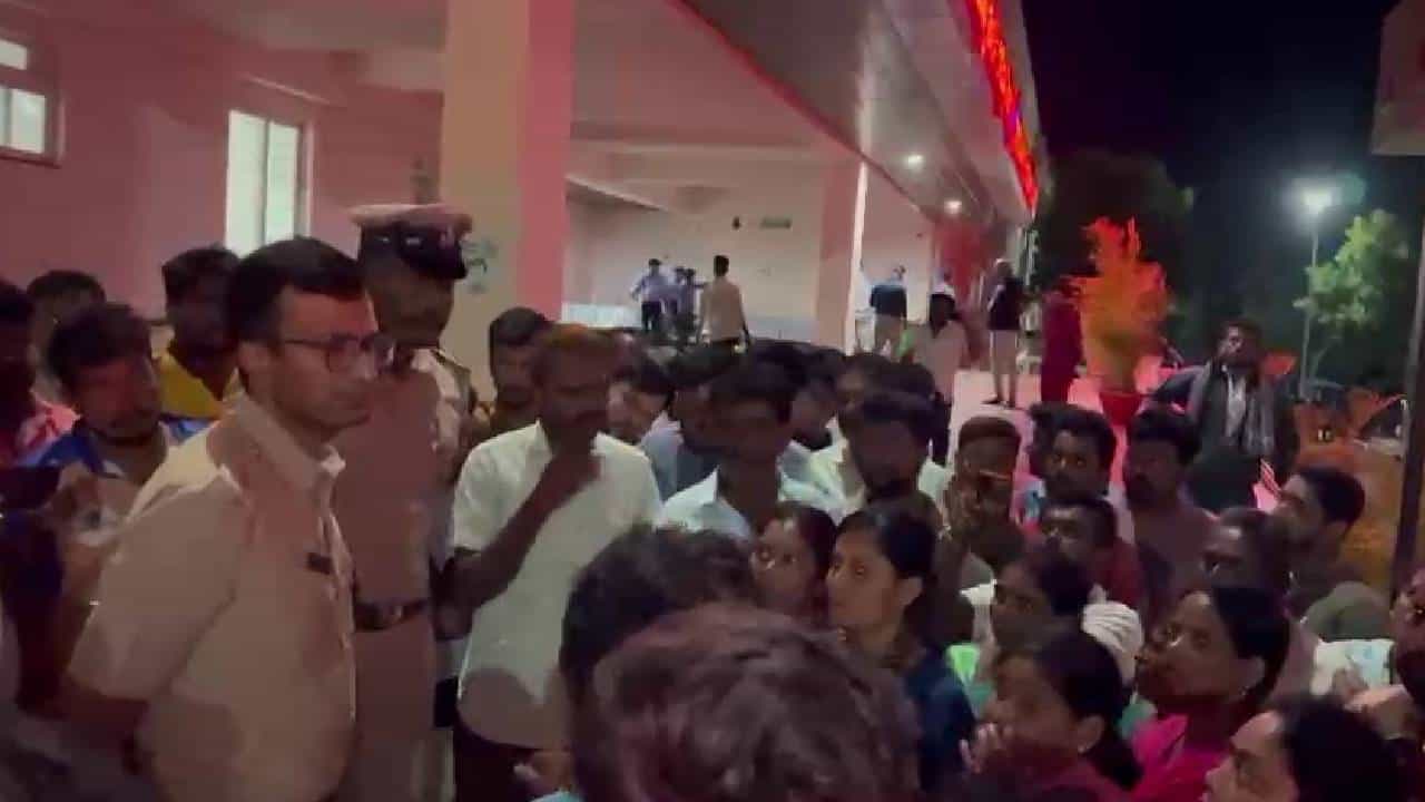 ಬೆಳ್ಳೂರು ಹಿಂದೂ ಯುವಕನ ಮೇಲೆ ಹಲ್ಲೆ ಪ್ರಕರಣ: ಮಹಿಳೆ ಮನೆ ಬಳಿ ದಾಂಧಲೆ, ಅವಾಚ್ಯ ಶಬ್ದಗಳಿಂದ ನಿಂದಿಸಿದ ಮುಸ್ಲಿಂ ಯುವಕರು ಬೆಳ್ಳೂರು ಹಿಂದೂ ಯುವಕನ ಮೇಲೆ ಹಲ್ಲೆ ಪ್ರಕರಣ: ಮಹಿಳೆ ಮನೆ ಬಳಿ ದಾಂಧಲೆ, ಅವಾಚ್ಯ ಶಬ್ದಗಳಿಂದ ನಿಂದಿಸಿದ ಮುಸ್ಲಿಂ ಯುವಕರು