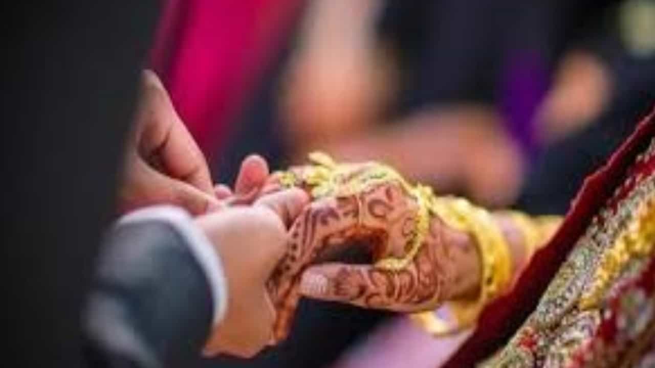 ವಿಶೇಷ ವಿವಾಹ ಕಾಯ್ದೆಯಡಿ ಹಿಂದೂ-ಮುಸ್ಲಿಂ ವಿವಾಹ ಮುಸ್ಲಿಂ ಕಾನೂನಿನ ಅಡಿಯಲ್ಲಿ ಮಾನ್ಯವಲ್ಲ: ನ್ಯಾಯಾಲಯ ವಿಶೇಷ ವಿವಾಹ ಕಾಯ್ದೆಯಡಿ ಹಿಂದೂ-ಮುಸ್ಲಿಂ ವಿವಾಹ ಮುಸ್ಲಿಂ ಕಾನೂನಿನ ಅಡಿಯಲ್ಲಿ ಮಾನ್ಯವಲ್ಲ: ನ್ಯಾಯಾಲಯ