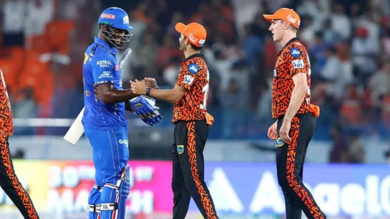 ಐಪಿಎಲ್ 55ನೇ ಪಂದ್ಯದಲ್ಲಿ ಇಂದು ಮುಂಬೈ ಇಂಡಿಯನ್ಸ್ ಹಾಗೂ ಸನ್ ರೈಸರ್ಸ್ ಹೈದರಾಬಾದ್ ತಂಡಗಳು ಮುಖಾಮುಖಿಯಾಗುತ್ತಿವೆ. ಸತತ ಸೋಲುಗಳಿಂದ ಕಂಗೆಟ್ಟಿರುವ ಮುಂಬೈ ಪ್ಲೇಆಫ್ನಿಂದ ಭಾಗಶಃ ಹೊರಬಿದ್ದಿದೆ. ಅದಾಗ್ಯೂ ಹೈದರಾಬಾದ್ ವಿರುದ್ಧ ಇಂದು ನಡೆಯುವ ಪಂದ್ಯವನ್ನು ಮುಂಬೈ ಗೆಲ್ಲುವುದು ಇತರ 6 ತಂಡಗಳಿಗೆ ಬಹಳ ಮುಖ್ಯ.