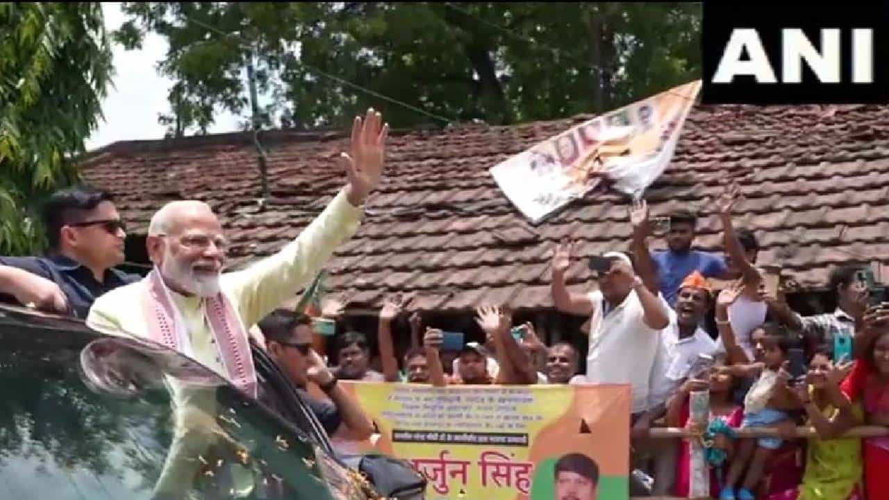 ಪಶ್ಚಿಮ ಬಂಗಾಳದಲ್ಲಿ ಪ್ರಧಾನಿ ಮೋದಿ ರೋಡ್ ಶೋ ಪೂರ್ವ ನಿರ್ಧರಿತವಲ್ಲ, ಆದ್ರೂ ಸಾರ್ವಜನಿಕರಿಂದ ಸಿಕ್ತು ಅದ್ಧೂರಿ ಸ್ವಾಗತ ಪಶ್ಚಿಮ ಬಂಗಾಳದಲ್ಲಿ ಪ್ರಧಾನಿ ಮೋದಿ ರೋಡ್ ಶೋ ಪೂರ್ವ ನಿರ್ಧರಿತವಲ್ಲ, ಆದ್ರೂ ಸಾರ್ವಜನಿಕರಿಂದ ಸಿಕ್ತು ಅದ್ಧೂರಿ ಸ್ವಾಗತ