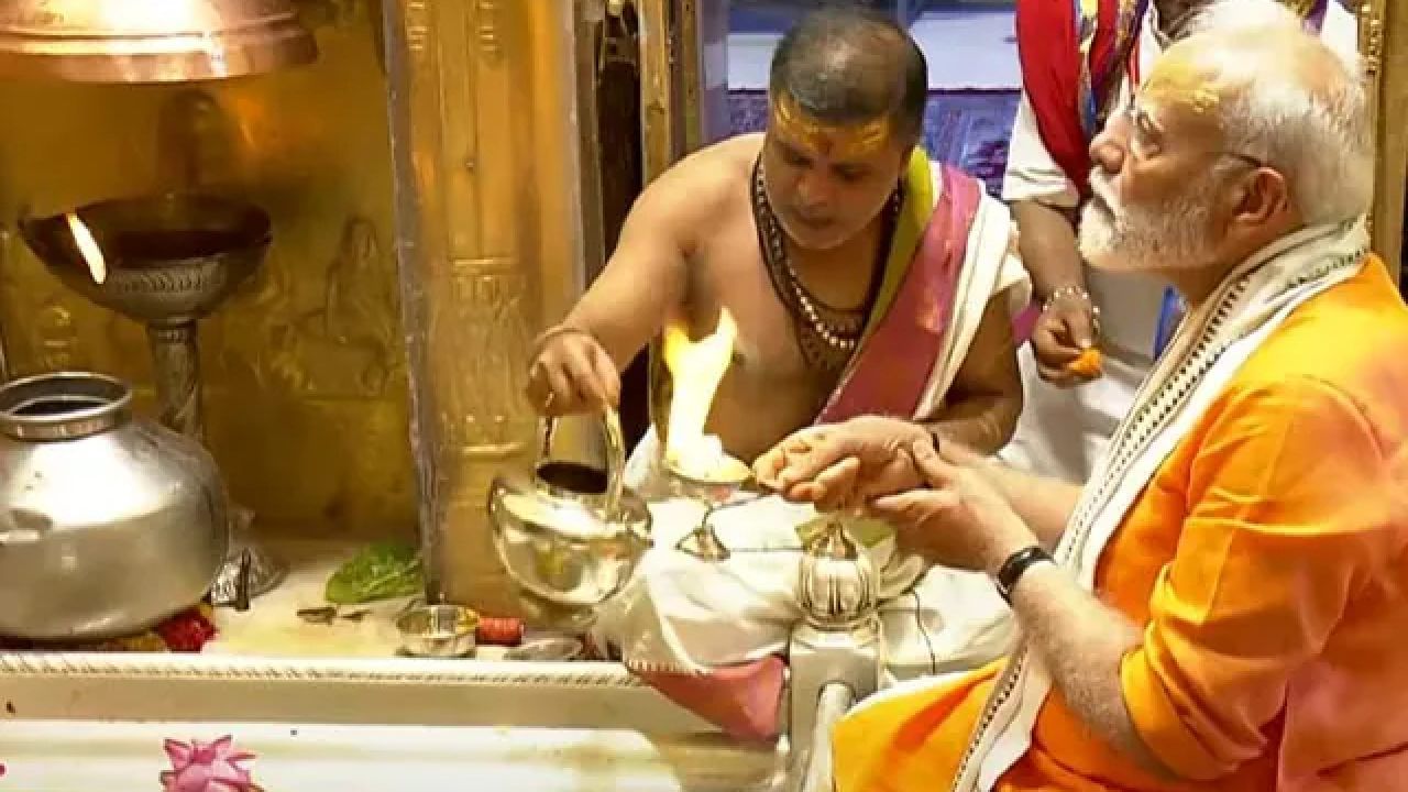 ರೋಡ್ ಶೋ ಬಳಿಕ ವಾರಾಣಸಿಯ ಕಾಶಿ ವಿಶ್ವನಾಥ ದೇವಸ್ಥಾನದಲ್ಲಿ ಪೂಜೆ ಸಲ್ಲಿಸಿದ ಪ್ರಧಾನಿ ಮೋದಿ ರೋಡ್ ಶೋ ಬಳಿಕ ವಾರಾಣಸಿಯ ಕಾಶಿ ವಿಶ್ವನಾಥ ದೇವಸ್ಥಾನದಲ್ಲಿ ಪೂಜೆ ಸಲ್ಲಿಸಿದ ಪ್ರಧಾನಿ ಮೋದಿ