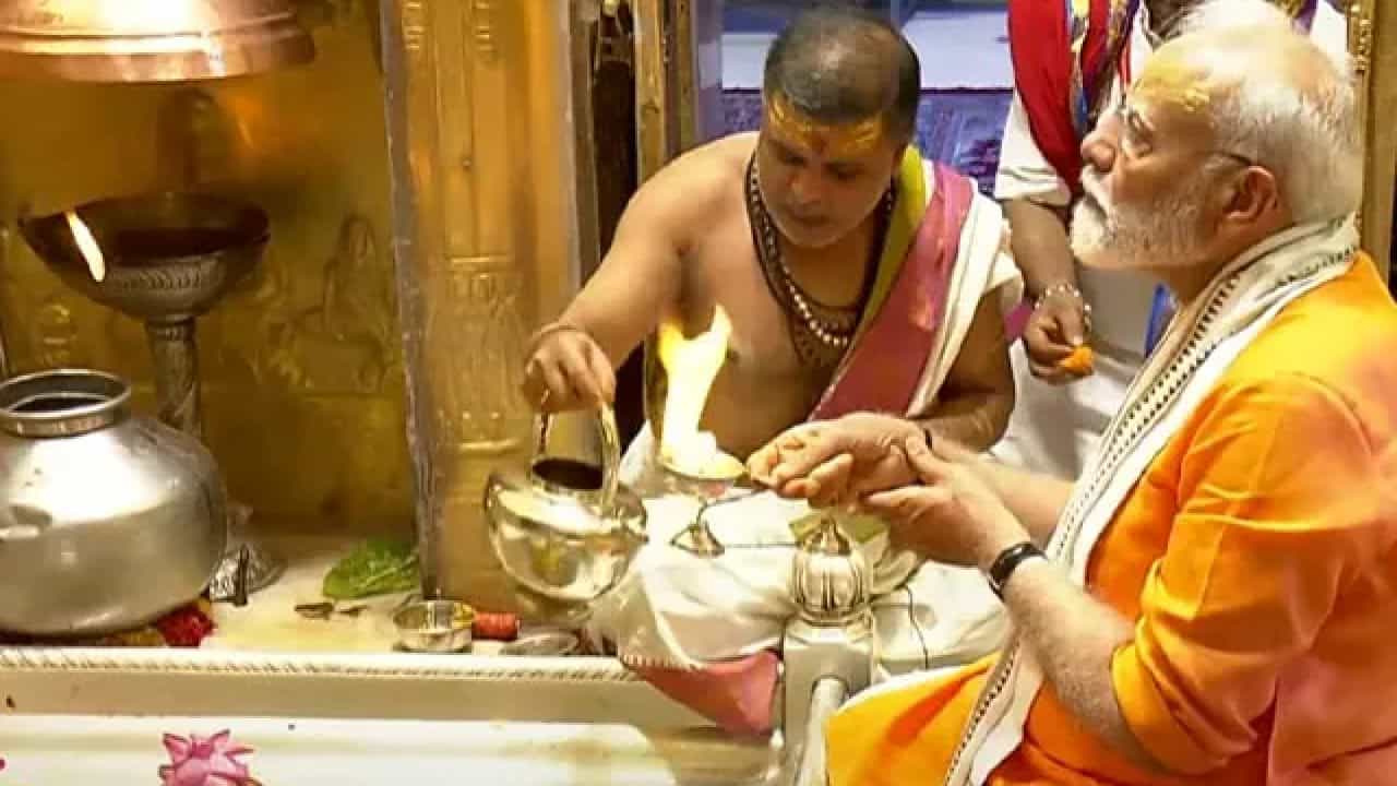 ರೋಡ್ ಶೋ ಬಳಿಕ ವಾರಾಣಸಿಯ ಕಾಶಿ ವಿಶ್ವನಾಥ ದೇವಸ್ಥಾನದಲ್ಲಿ ಪೂಜೆ ಸಲ್ಲಿಸಿದ ಪ್ರಧಾನಿ ಮೋದಿ ರೋಡ್ ಶೋ ಬಳಿಕ ವಾರಾಣಸಿಯ ಕಾಶಿ ವಿಶ್ವನಾಥ ದೇವಸ್ಥಾನದಲ್ಲಿ ಪೂಜೆ ಸಲ್ಲಿಸಿದ ಪ್ರಧಾನಿ ಮೋದಿ