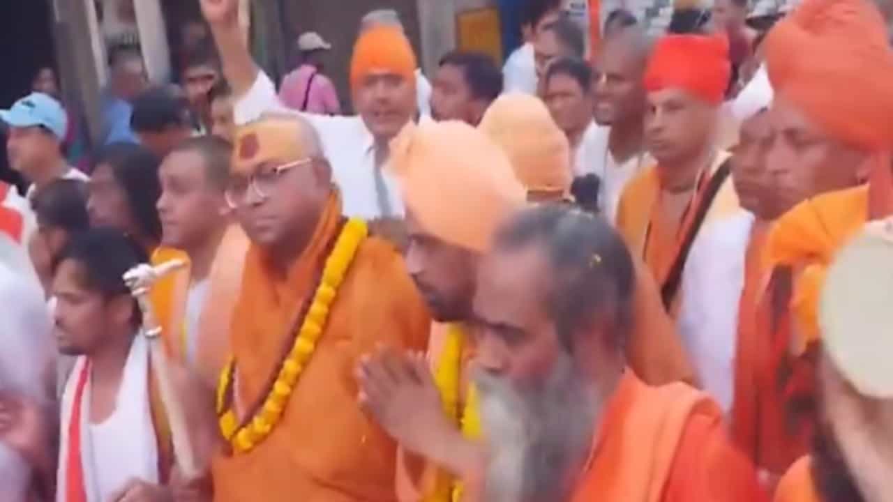 ಮಮತಾ ಬ್ಯಾನರ್ಜಿ ಹೇಳಿಕೆ ಖಂಡಿಸಿ ಬಂಗಾಳದಲ್ಲಿ ಸನ್ಯಾಸಿಗಳಿಂದ ಪ್ರತಿಭಟನಾ ರ್ಯಾಲಿ ಮಮತಾ ಬ್ಯಾನರ್ಜಿ ಹೇಳಿಕೆ ಖಂಡಿಸಿ ಬಂಗಾಳದಲ್ಲಿ ಸನ್ಯಾಸಿಗಳಿಂದ ಪ್ರತಿಭಟನಾ ರ್ಯಾಲಿ