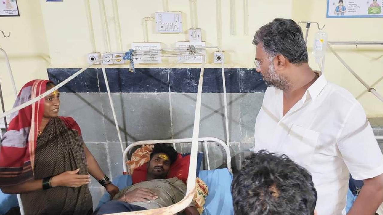 ಬೆಳಗಾವಿ: ಬೀರೇಶ್ವರ, ಕರೆಮ್ಮ ಜಾತ್ರೆಯಲ್ಲಿ ಪ್ರಸಾದ ಸೇವಿಸಿ 46 ಭಕ್ತರು ಅಸ್ವಸ್ಥ, ಐವರ ಸ್ಥಿತಿ ಗಂಭೀರ ಬೆಳಗಾವಿ: ಬೀರೇಶ್ವರ, ಕರೆಮ್ಮ ಜಾತ್ರೆಯಲ್ಲಿ ಪ್ರಸಾದ ಸೇವಿಸಿ 46 ಭಕ್ತರು ಅಸ್ವಸ್ಥ, ಐವರ ಸ್ಥಿತಿ ಗಂಭೀರ