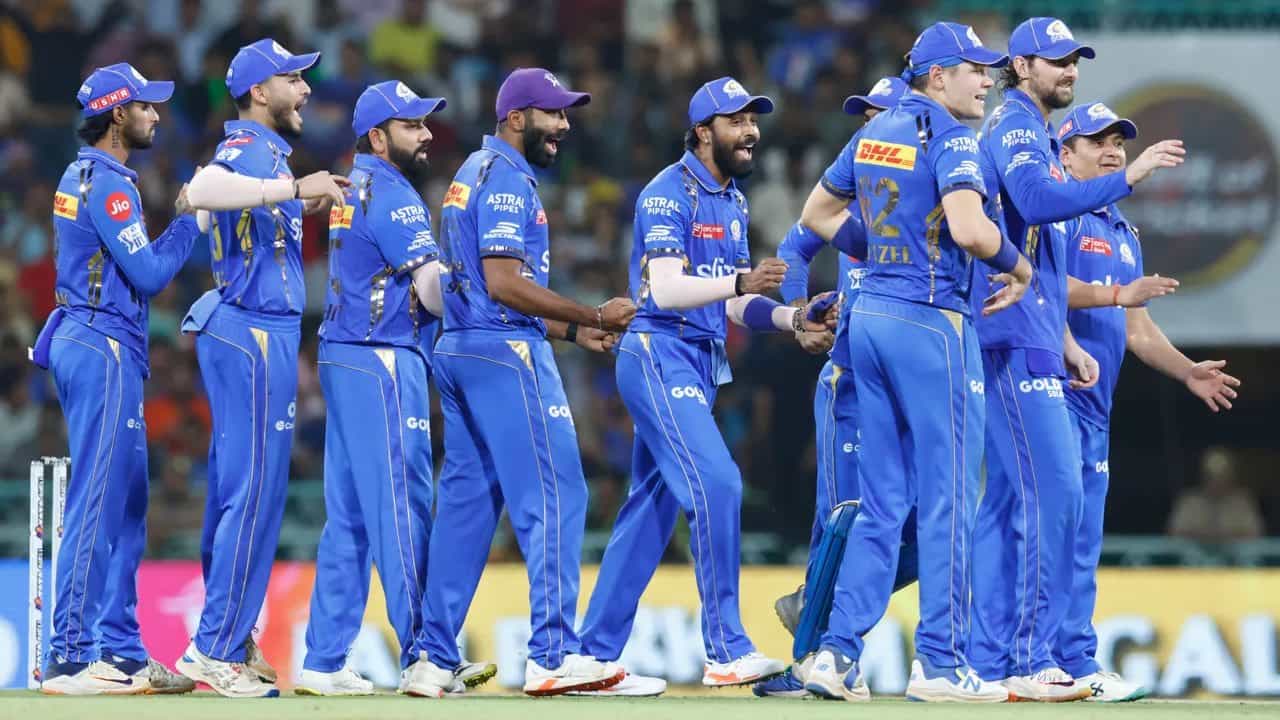 ಇಂಡಿಯನ್ ಪ್ರೀಮಿಯರ್ ಲೀಗ್ನಲ್ಲಿ (IPL 2024) ಮುಂಬೈ ಇಂಡಿಯನ್ಸ್ ತಂಡವು ಸತತ ಸೋಲುಗಳಿಂದ ಕಂಗೆಟ್ಟಿದೆ. ಈವರೆಗೆ ಆಡಿದ 11 ಪಂದ್ಯಗಳಲ್ಲಿ ಹಾರ್ದಿಕ್ ಪಾಂಡ್ಯ ಪಡೆ ಗೆದ್ದಿರುವುದು ಕೇವಲ 3 ಮ್ಯಾಚ್ಗಳಲ್ಲಿ ಮಾತ್ರ. ಅಂದರೆ 8 ಪಂದ್ಯಗಳಲ್ಲಿ ಸೋಲನುಭವಿಸುವ ಮೂಲಕ ಇದೀಗ ಅಂಕ ಪಟ್ಟಿಯಲ್ಲಿ 9ನೇ ಸ್ಥಾನದಲ್ಲಿದೆ.