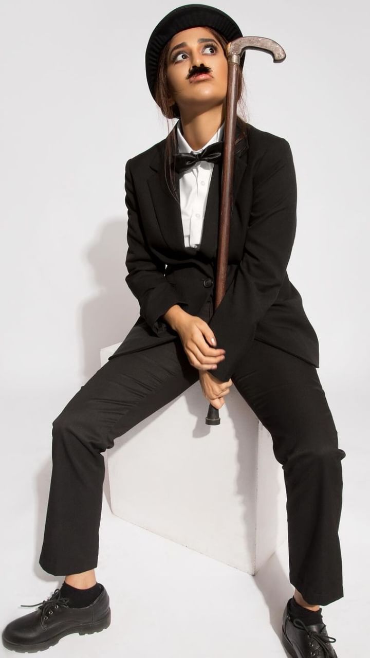 ನಭಾ ನಟೇಶ್ ಅವರು ಚಾರ್ಲಿ ಚಾಪ್ಲಿನ್ ಅವತಾರದಲ್ಲಿ ಬಂದು ಗಮನ ಸೆಳೆದಿದ್ದಾರೆ.