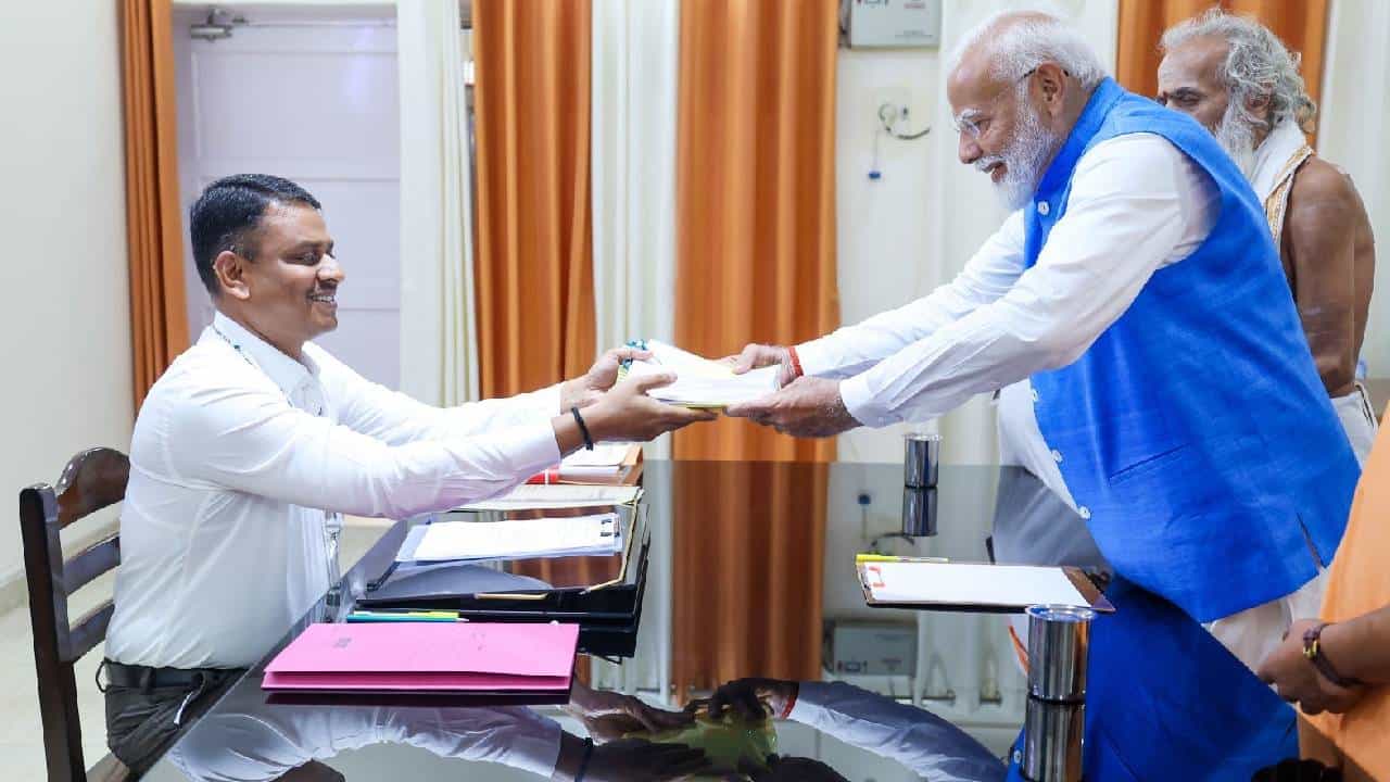 Narendra Modi Files Nomination: ಲೋಕಸಭಾ ಚುನಾವಣೆ 2024: ವಾರಾಣಸಿಯಲ್ಲಿ ನಾಮಪತ್ರ ಸಲ್ಲಿಸಿದ ಪ್ರಧಾನಿ ಮೋದಿ Narendra Modi Files Nomination: ಲೋಕಸಭಾ ಚುನಾವಣೆ 2024: ವಾರಾಣಸಿಯಲ್ಲಿ ನಾಮಪತ್ರ ಸಲ್ಲಿಸಿದ ಪ್ರಧಾನಿ ಮೋದಿ