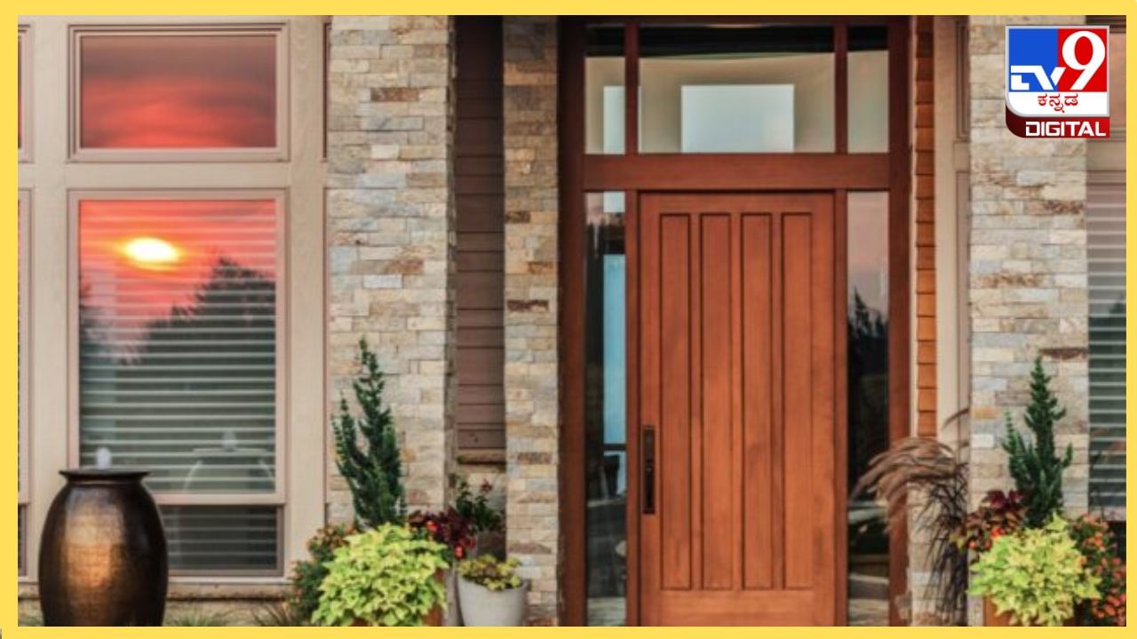 Main Gate Vastu: ಮನೆಯ ಬಾಗಿಲಿನ ಮೇಲೆ ದೇವರ ಫೋಟೋ ಇಟ್ಟಿದ್ದೀರಾ? ಈ ನಿಯಮ ಕಡ್ಡಾಯ ಪಾಲಿಸಿ Main Gate Vastu: ಮನೆಯ ಬಾಗಿಲಿನ ಮೇಲೆ ದೇವರ ಫೋಟೋ ಇಟ್ಟಿದ್ದೀರಾ? ಈ ನಿಯಮ ಕಡ್ಡಾಯ ಪಾಲಿಸಿ