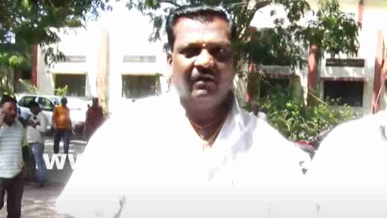 ತನ್ನ ಮಗಳಂತೆ ಮತ್ತೋರ್ವ ಯುವತಿ ಹತ್ಯೆ: ಗೃಹ ಸಚಿವರ ವಿರುದ್ಧ ನೇಹಾ ತಂದೆ ನಿರಂಜನ ಕೆಂಡಾಮಂಡಲ ತನ್ನ ಮಗಳಂತೆ ಮತ್ತೋರ್ವ ಯುವತಿ ಹತ್ಯೆ: ಗೃಹ ಸಚಿವರ ವಿರುದ್ಧ ನೇಹಾ ತಂದೆ ನಿರಂಜನ ಕೆಂಡಾಮಂಡಲ