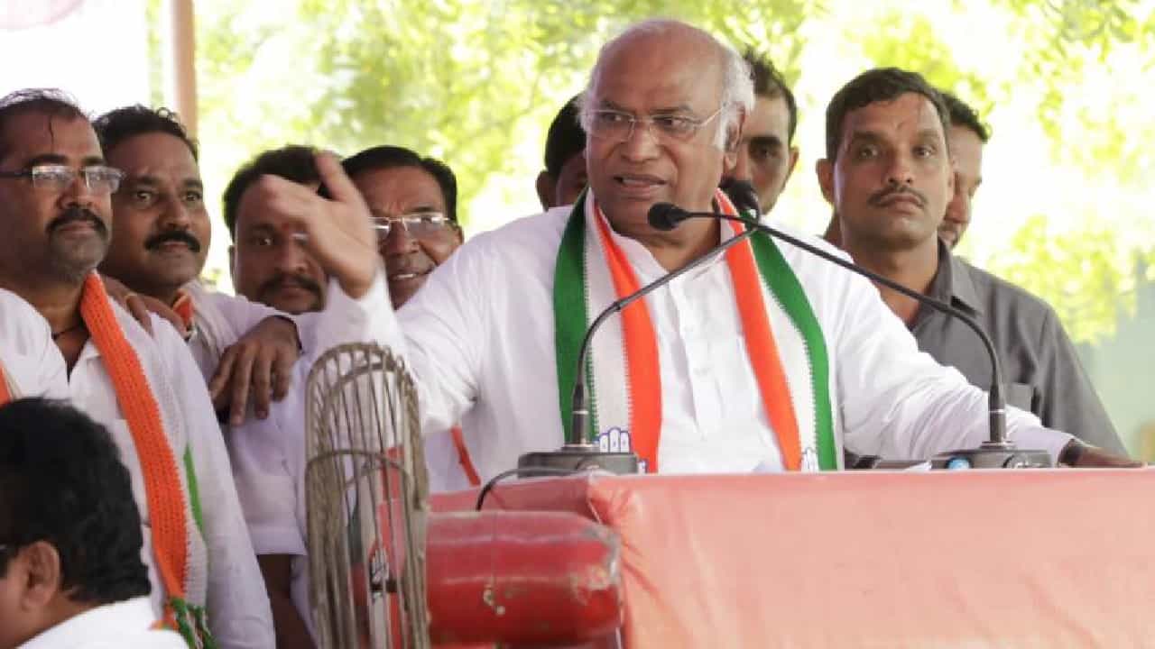 Mallikarjun Kharge: ಶಿವ ವರ್ಸಸ್ ರಾಮ; ಚುನಾವಣೆ ಪ್ರಚಾರದಲ್ಲಿ ಮಲ್ಲಿಕಾರ್ಜುನ ಖರ್ಗೆ ವಿವಾದಾತ್ಮಕ ಹೇಳಿಕೆ Mallikarjun Kharge: ಶಿವ ವರ್ಸಸ್ ರಾಮ; ಚುನಾವಣೆ ಪ್ರಚಾರದಲ್ಲಿ ಮಲ್ಲಿಕಾರ್ಜುನ ಖರ್ಗೆ ವಿವಾದಾತ್ಮಕ ಹೇಳಿಕೆ