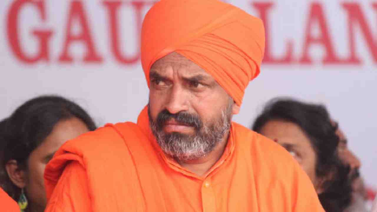 ಬೆಂಕಿಯನ್ನು ದೇವರು ಅಂತೀರಲ್ಲ? ಬೆಂಕಿ ಜತೆ ಸ್ವಲ್ಪ ಹೊತ್ತು ಮಲಗ್ತೀರಾ? ನಿಜಗುಣಾನಂದಶ್ರೀ ಪ್ರಶ್ನೆ ಬೆಂಕಿಯನ್ನು ದೇವರು ಅಂತೀರಲ್ಲ? ಬೆಂಕಿ ಜತೆ ಸ್ವಲ್ಪ ಹೊತ್ತು ಮಲಗ್ತೀರಾ? ನಿಜಗುಣಾನಂದಶ್ರೀ ಪ್ರಶ್ನೆ