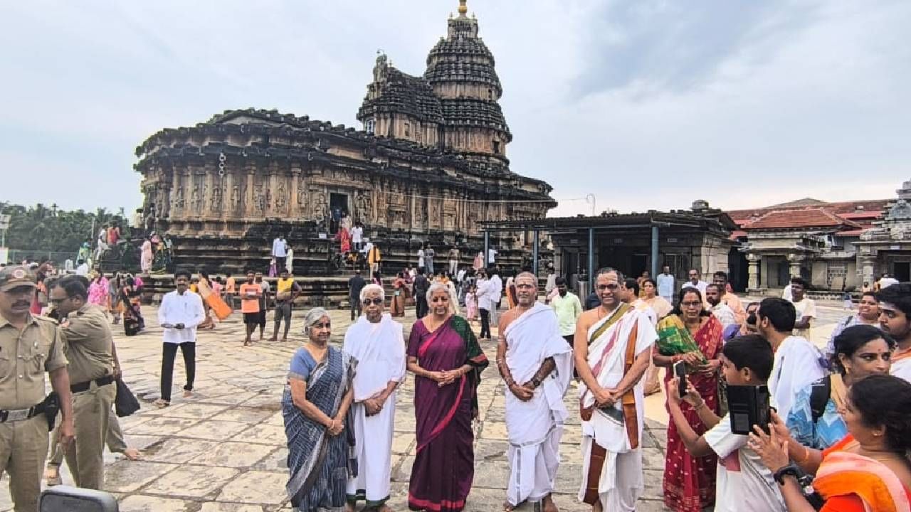 Union Minister Nirmala Sitharaman visit Sringeri sharada math