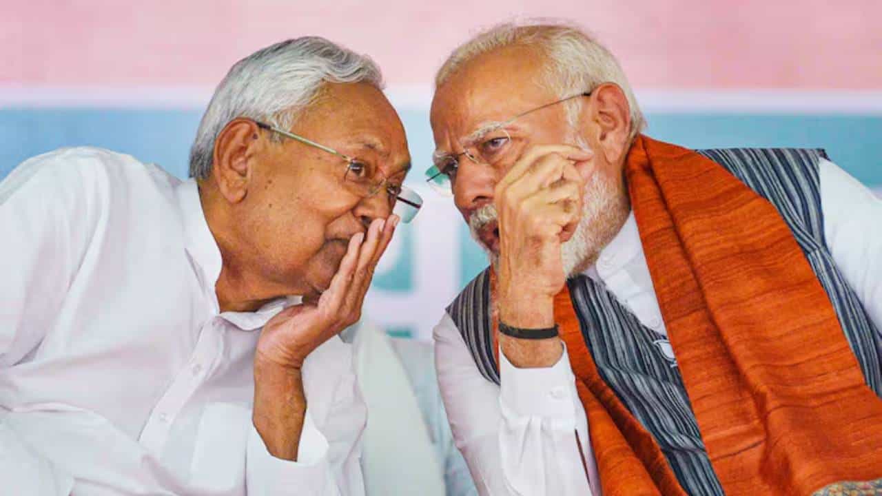 ನರೇಂದ್ರ ಮೋದಿ ಮತ್ತೆ ಮುಖ್ಯಮಂತ್ರಿಯಾಗಲಿ, ದೇಶ ಅಭಿವೃದ್ಧಿಯಾಗಲಿ, ವೇದಿಕೆ ಮೇಲೆ ಹೊರಳಿದ ನಿತೀಶ್​ ಕುಮಾರ್ ನಾಲಿಗೆ