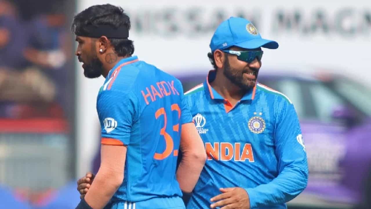 T20 World Cup 2024: ಟಿ20 ವಿಶ್ವಕಪ್ಗಾಗಿ 15 ಸದಸ್ಯರ ಭಾರತ ತಂಡವನ್ನು ಘೋಷಿಸಲಾಗಿದೆ. ಈ ತಂಡದ ನಾಯಕನಾಗಿ ರೋಹಿತ್ ಶರ್ಮಾ (Rohit Sharma) ಕಾಣಿಸಿಕೊಂಡರೆ, ಉಪನಾಯಕನಾಗಿ ಹಾರ್ದಿಕ್ ಪಾಂಡ್ಯ (Hardik Pandya) ಆಯ್ಕೆಯಾಗಿದ್ದಾರೆ. ಅಚ್ಚರಿ ಎಂದರೆ ಕಳಪೆ ಫಾರ್ಮ್ನಲ್ಲಿರುವ ಪಾಂಡ್ಯ ಈ ಬಾರಿಯ ಟಿ20 ವಿಶ್ವಕಪ್ಗೆ ಆಯ್ಕೆಯಾಗುವುದು ಡೌಟ್ ಎನ್ನಲಾಗಿತ್ತು.