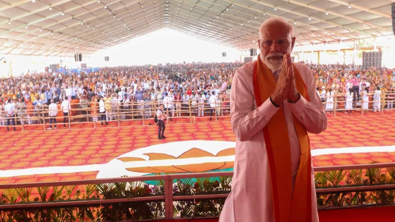 ನಾನು ಬದುಕಿರುವವರೆಗೂ ದಲಿತರು, ಆದಿವಾಸಿಗಳ ಮೀಸಲಾತಿಯನ್ನು ಯಾರೂ ಕಸಿದುಕೊಳ್ಳಲು ಸಾಧ್ಯವಿಲ್ಲ: ಪ್ರಧಾನಿ ಮೋದಿ ನಾನು ಬದುಕಿರುವವರೆಗೂ ದಲಿತರು, ಆದಿವಾಸಿಗಳ ಮೀಸಲಾತಿಯನ್ನು ಯಾರೂ ಕಸಿದುಕೊಳ್ಳಲು ಸಾಧ್ಯವಿಲ್ಲ: ಪ್ರಧಾನಿ ಮೋದಿ