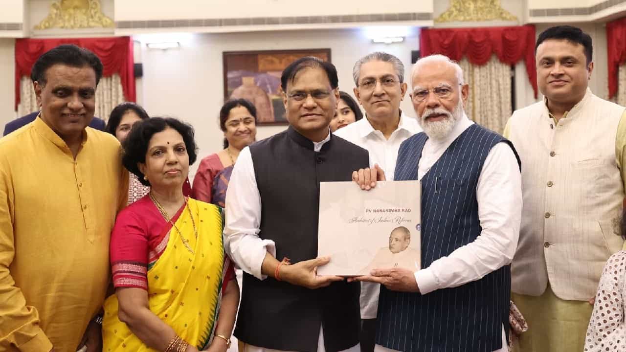 ಮಾಜಿ ಪ್ರಧಾನಿ ಪಿ.ವಿ ನರಸಿಂಹರಾವ್ ಕುಟುಂಬದಿಂದ ಹೈದರಾಬಾದ್ನಲ್ಲಿ ಪಿಎಂ ಮೋದಿ ಭೇಟಿ ಮಾಜಿ ಪ್ರಧಾನಿ ಪಿ.ವಿ ನರಸಿಂಹರಾವ್ ಕುಟುಂಬದಿಂದ ಹೈದರಾಬಾದ್ನಲ್ಲಿ ಪಿಎಂ ಮೋದಿ ಭೇಟಿ
