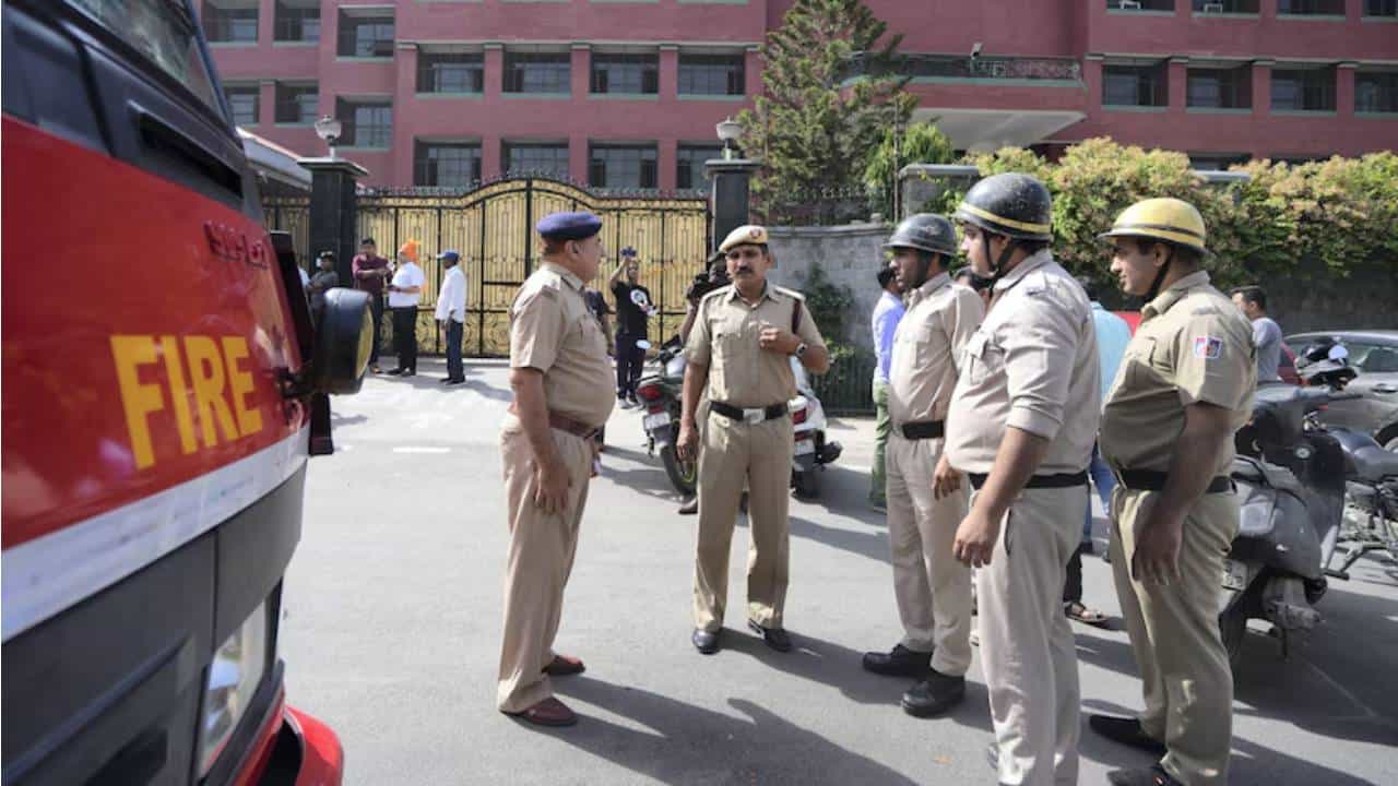 Bomb Threat: ಕಾನ್ಪುರದ 10 ಶಾಲೆಗಳಿಗೆ ಬಾಂಬ್ ಬೆದರಿಕೆ Bomb Threat: ಕಾನ್ಪುರದ 10 ಶಾಲೆಗಳಿಗೆ ಬಾಂಬ್ ಬೆದರಿಕೆ