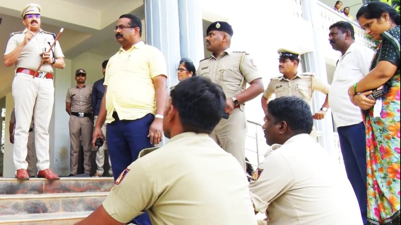 ಎಸ್ಪಿ ವಿರುದ್ದವೇ ತಿರುಗಿಬಿದ್ದ ಪೊಲೀಸ್ ಪೇದೆಗಳು; ಕಚೇರಿ ಎದುರು ಧರಣಿ, ಯಾಕೆ ಗೊತ್ತಾ? ಎಸ್ಪಿ ವಿರುದ್ದವೇ ತಿರುಗಿಬಿದ್ದ ಪೊಲೀಸ್ ಪೇದೆಗಳು; ಕಚೇರಿ ಎದುರು ಧರಣಿ, ಯಾಕೆ ಗೊತ್ತಾ?