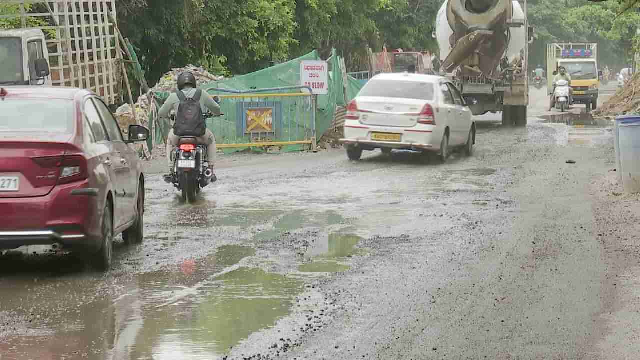 ಬೆಂಗಳೂರು: ಮಳೆಯಿಂದಾಗಿ ಮತ್ತೆ ಬಾಯ್ದೆರೆದ ರಸ್ತೆಗುಂಡಿಗಳು, 15 ದಿನದ ಮಳೆಗೆ 5,500 ರಸ್ತೆಗುಂಡಿ ಸೃಷ್ಟಿ