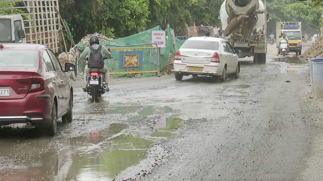 ಬೆಂಗಳೂರು: ಮಳೆಯಿಂದಾಗಿ ಮತ್ತೆ ಬಾಯ್ದೆರೆದ ರಸ್ತೆಗುಂಡಿಗಳು, 15 ದಿನದ ಮಳೆಗೆ 5,500 ರಸ್ತೆಗುಂಡಿ ಸೃಷ್ಟಿ