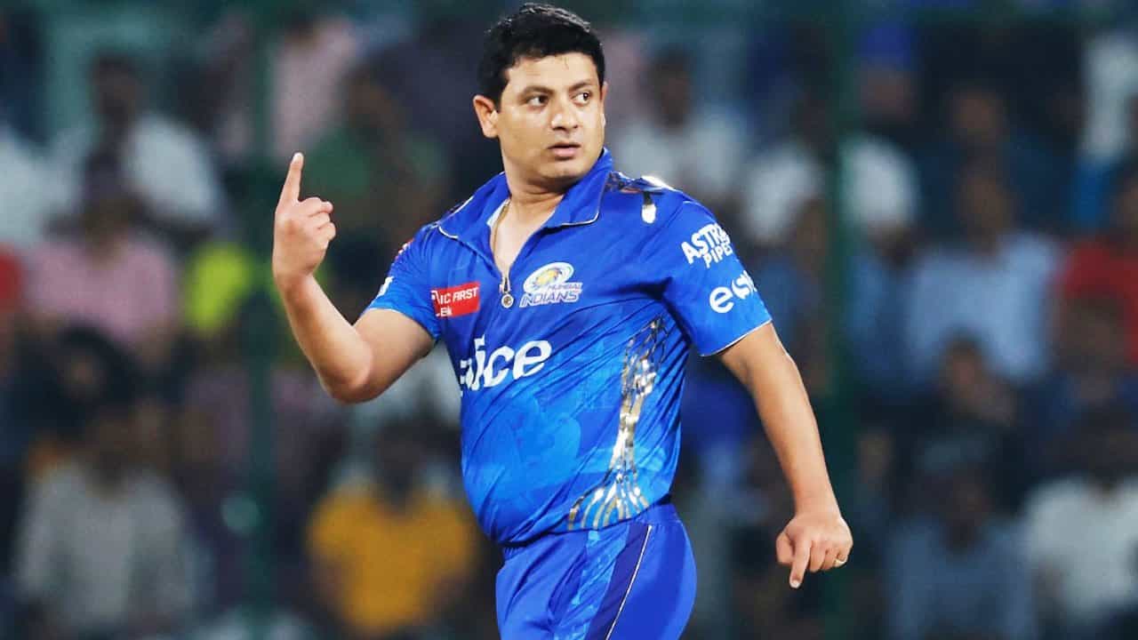 ಮುಂಬೈನ ವಾಂಖೆಡೆ ಸ್ಟೇಡಿಯಂನಲ್ಲಿ ನಡೆದ ಐಪಿಎಲ್ನ (IPL 2024) 51ನೇ ಪಂದ್ಯದ ಮೂಲಕ ಪಿಯೂಷ್ ಚಾವ್ಲಾ (Piyush Chawla) ವಿಶೇಷ ದಾಖಲೆ ಬರೆದಿದ್ದಾರೆ. ಕೆಕೆಆರ್ ವಿರುದ್ದದ ಈ ಪಂದ್ಯದಲ್ಲಿ 3 ಓವರ್ಗಳನ್ನು ಎಸೆದಿದ್ದ ಚಾವ್ಲಾ ಕೇವಲ 15 ರನ್ ನೀಡಿ ಒಂದು ವಿಕೆಟ್ ಕಬಳಿಸುವಲ್ಲಿ ಯಶಸ್ವಿಯಾಗಿದ್ದರು.