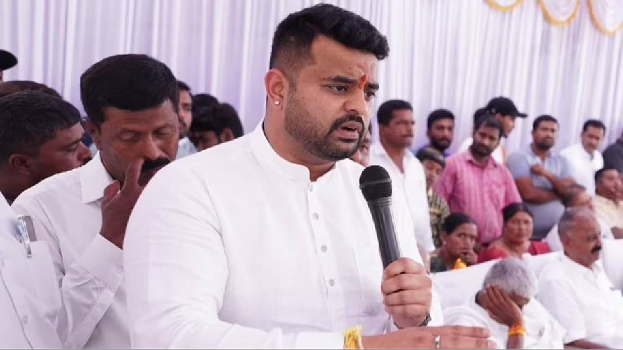 ಲೈಂಗಿಕ ದೌರ್ಜನ್ಯ ಆರೋಪ: ಮೇ 3 ರಂದು ಜರ್ಮನಿಯಿಂದ ಪ್ರಜ್ವಲ್ ರೇವಣ್ಣ ರಾಜ್ಯಕ್ಕೆ ವಾಪಸ್ ಲೈಂಗಿಕ ದೌರ್ಜನ್ಯ ಆರೋಪ: ಮೇ 3 ರಂದು ಜರ್ಮನಿಯಿಂದ ಪ್ರಜ್ವಲ್ ರೇವಣ್ಣ ರಾಜ್ಯಕ್ಕೆ ವಾಪಸ್